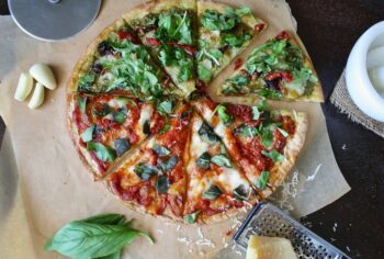 pizza basilikum schneidebrett
