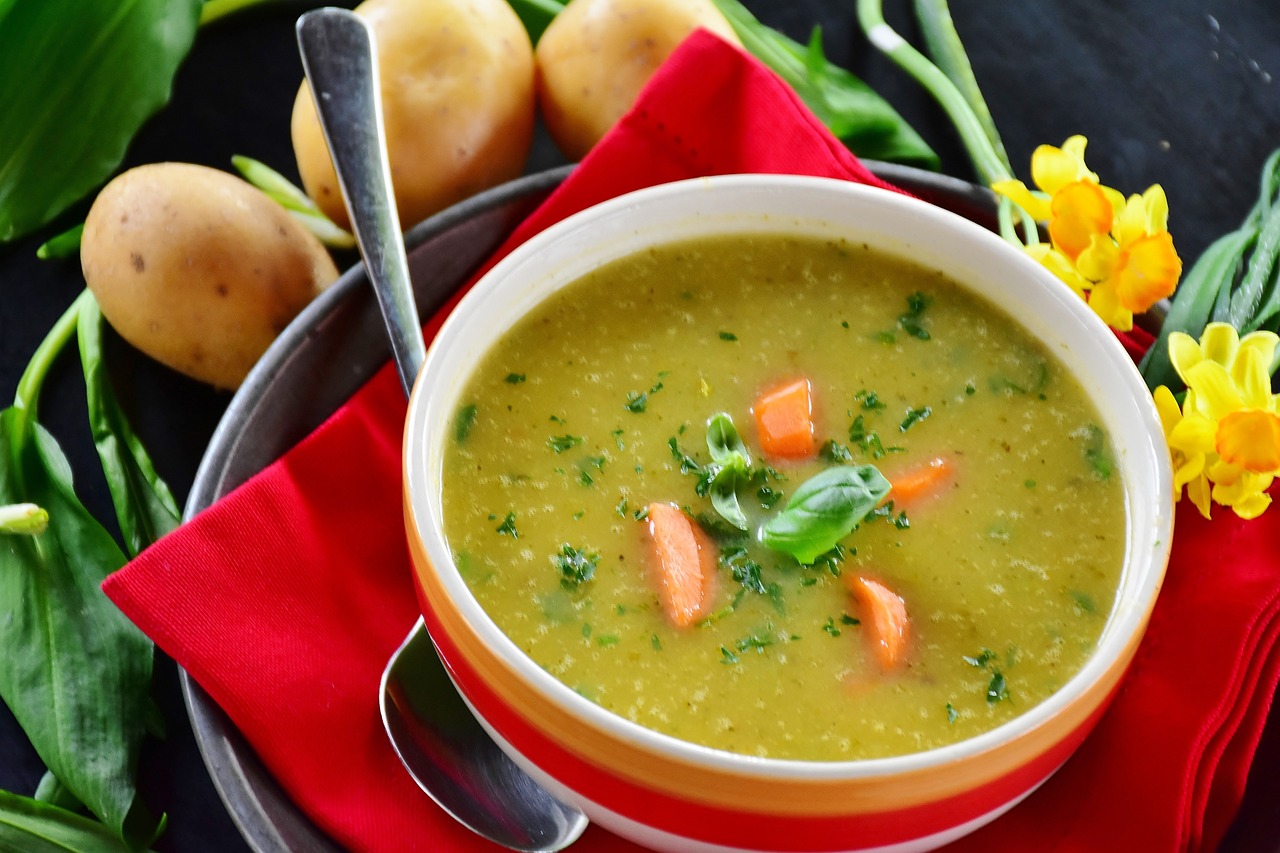 Kulinarisches Abenteuer | Entdecke die heimischen KrÀuter Kartoffelsuppe