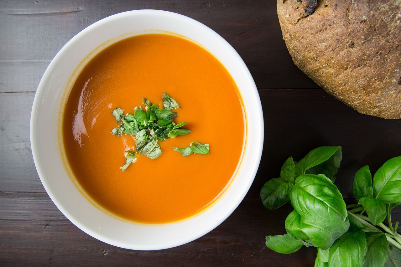 Kulinarisches Abenteuer | Entdecke die heimischen KrÀuter Tomatensuppe mt Basilikum